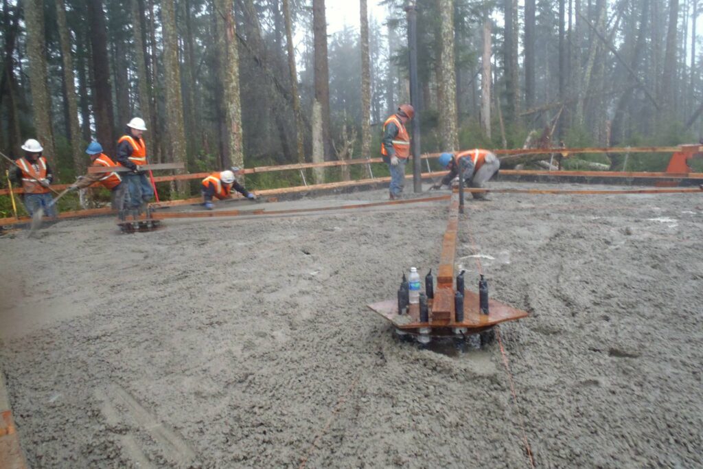 Aditivos para concreto: cuadrilla extendiendo concreto en una losa
