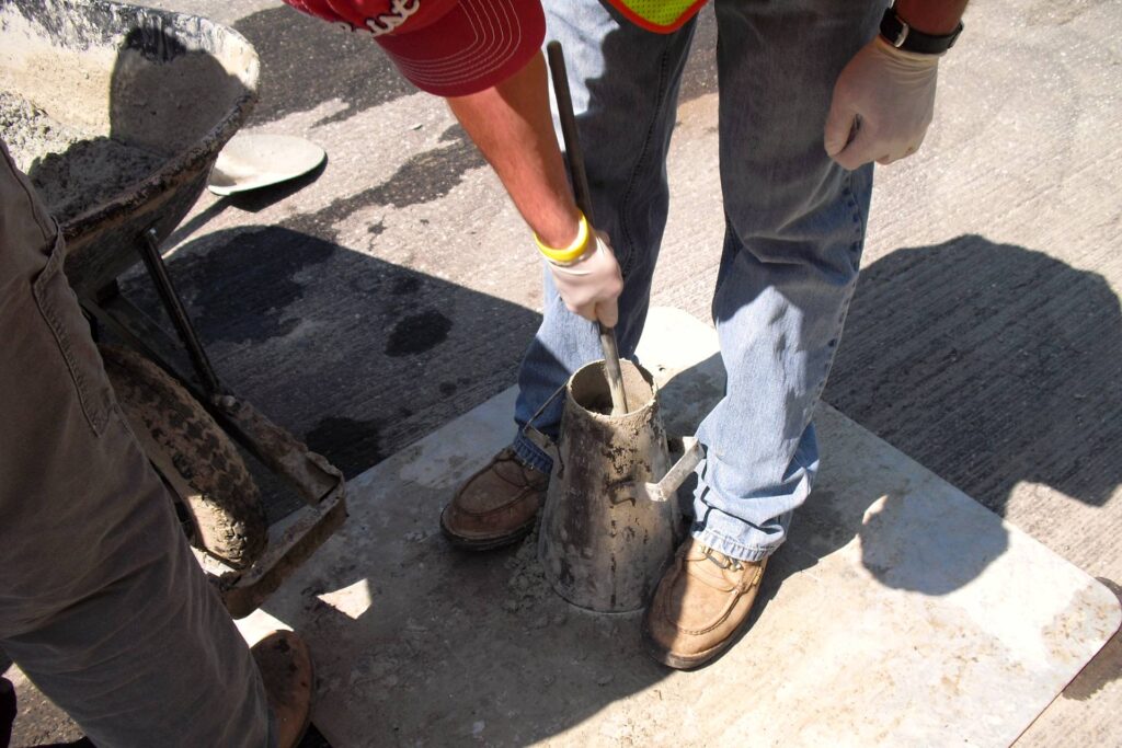 Aditivos para concreto: prueba de revenimiento del concreto fresco