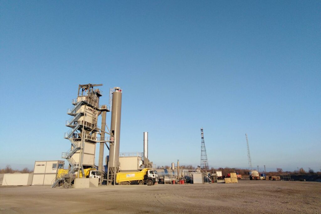 Planta de asfalto: torre de mezclado y silos de almacenamiento de mezcla